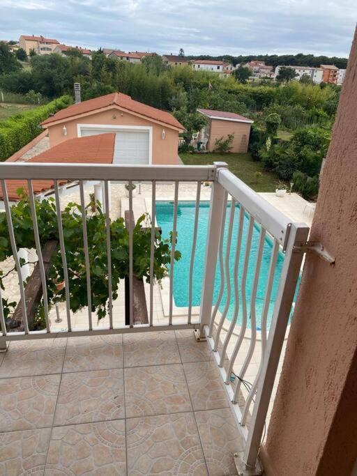 Lovely 3 Bedroom Apartment In Quiet Area W/ Pool Pula Exterior foto